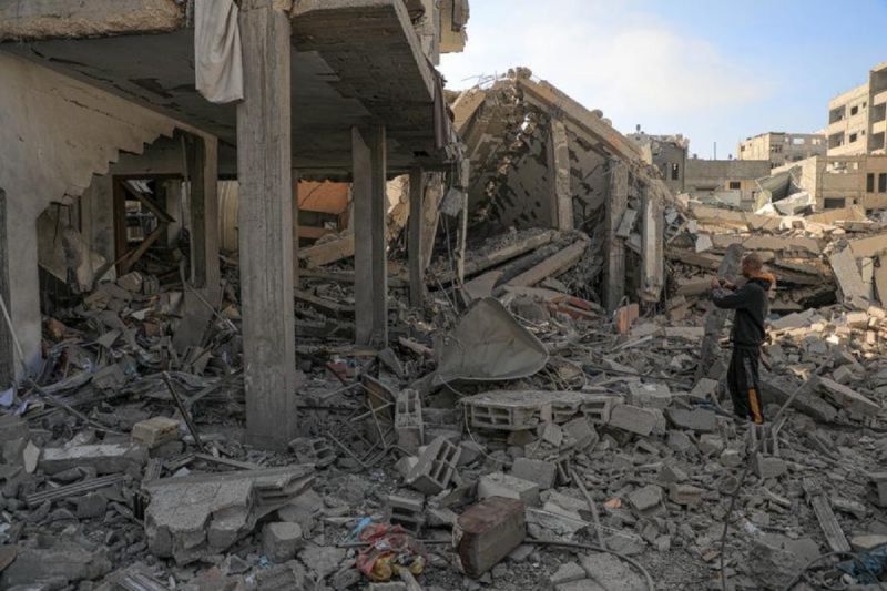 Sejumlah warga Palestina memeriksa bangunan yang hancur setelah serangan udara Israel di kota Rafah di Jalur Gaza selatan, pada 5 Januari 2024.