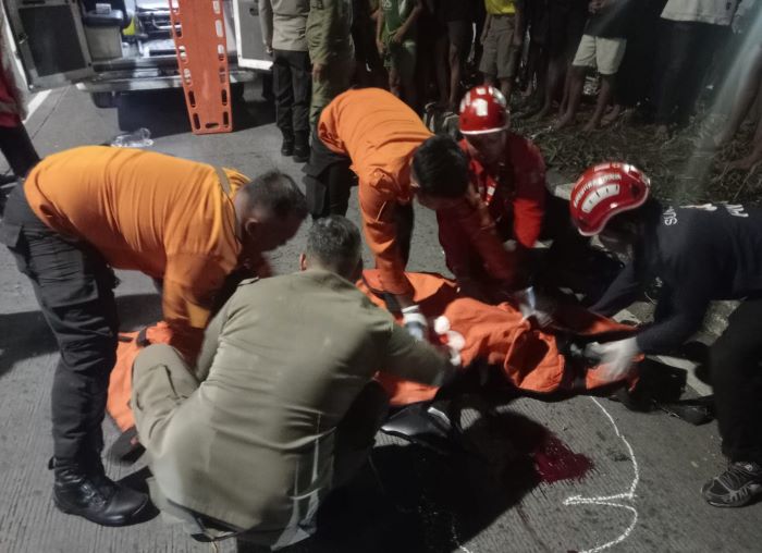 NAHAS: Petugas mengevakuasi mayat korban Danny Agus Waluyo untuk dibawa ke RSUD dr Soetomo Surabaya. (IST)