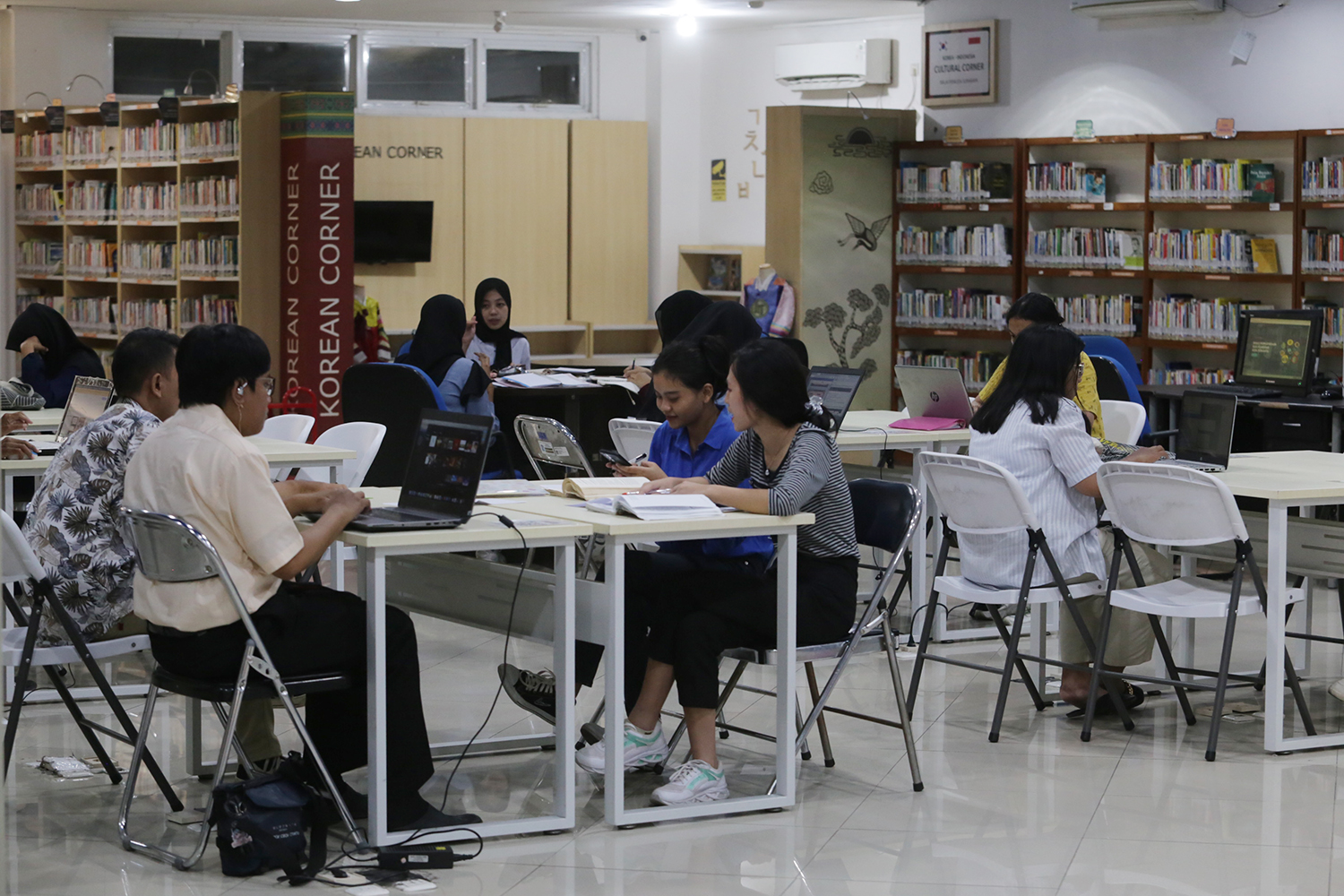 MENINGKAT: Kunjungan warga ke Perpustakaan Umum di Surabaya terus meningkat seiring peningkatan literasi warga.