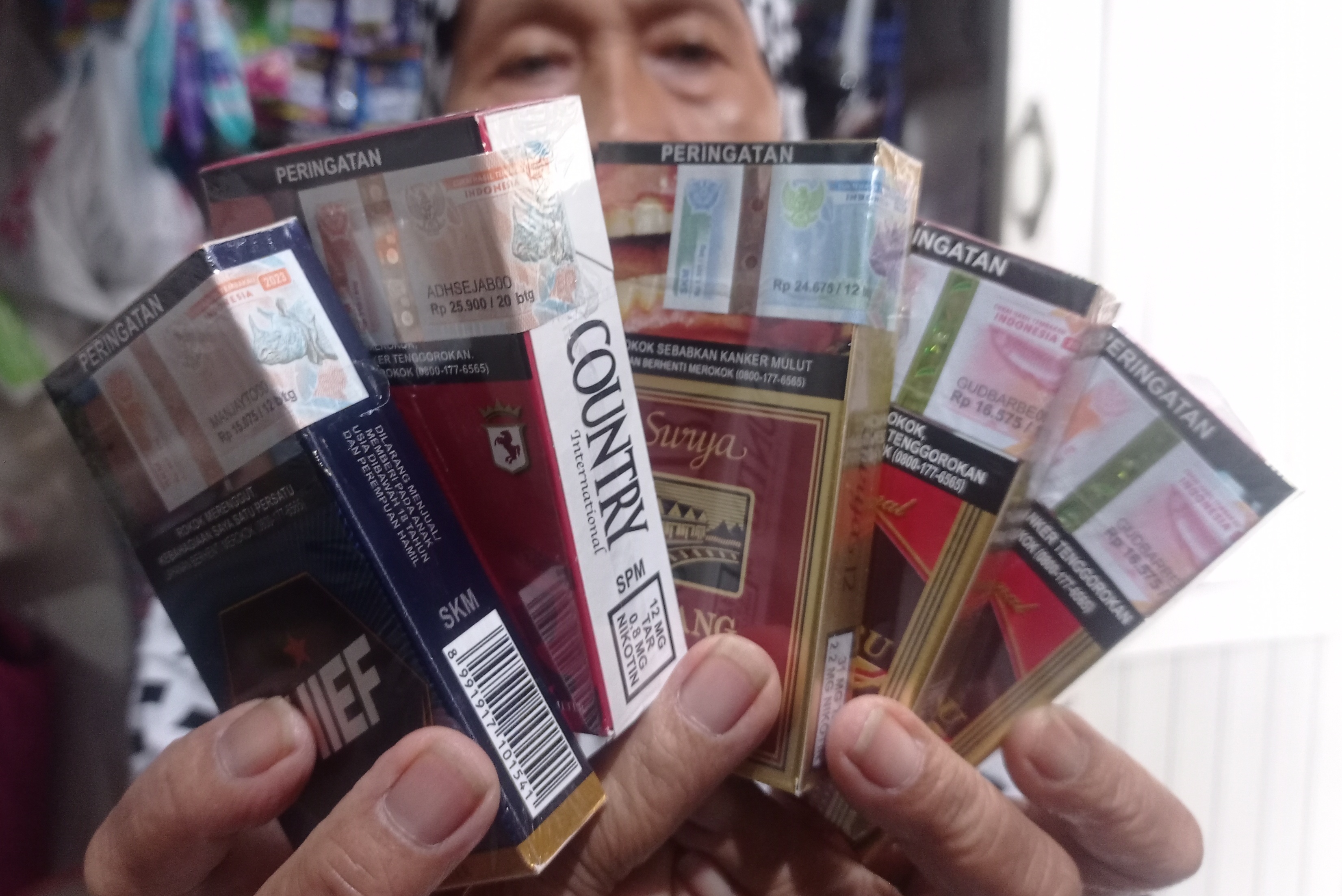 DAMPAK NEGATIF: Naiknya harga rokok akibat naiknya CHT dikhawatirkan pengusaha akan membuat peredaran rokok illegal yang harganya lebih murah kian marak.