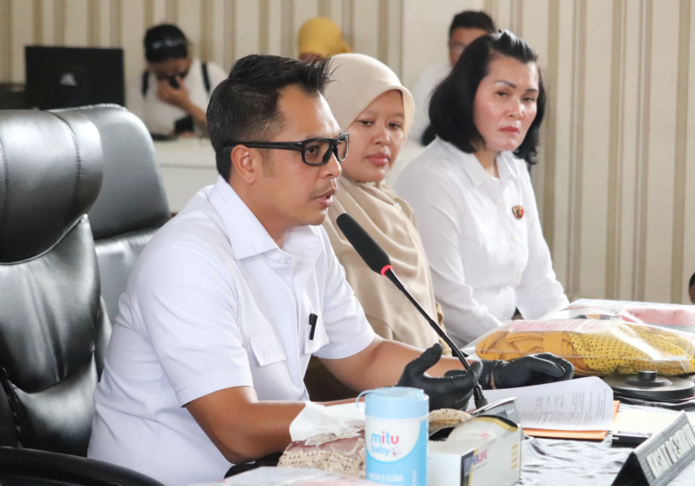 UNGKAP KASUS: Kasatreskrim Polrestabes Surabaya AKBP Hendro Sukmono membeberkan kronologi kasus penyiksaan anak oleh ibu kandungnya, Selasa (23/1).