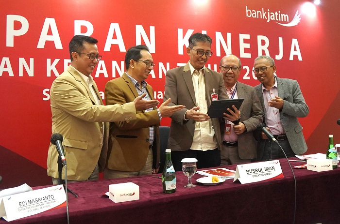 LAPORAN KINERJA: Jajaran top manajemen di acara Pemaparan Publik bank jatim yang diselenggarakan, Selasa (23/1). (ABDULLAH M/RADAR SURABAYA)
