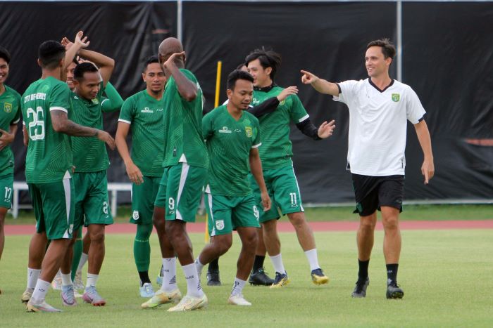 TUNJUK: Paul Munster (kanan) saat mengawal skuad Persebaya Surabaya latihan. (ANDY SATRIA/RADAR SURABAYA)