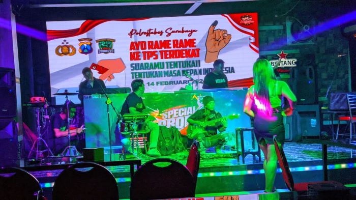 SOSIALISASI: Satintelkam Polrestabes Surabaya mensosialisasikan ajakan untuk berpartisipasi pada pemilu melalui penayangan flyer di Rumah Hiburan Umum (RHU) di Surabaya. (IST)