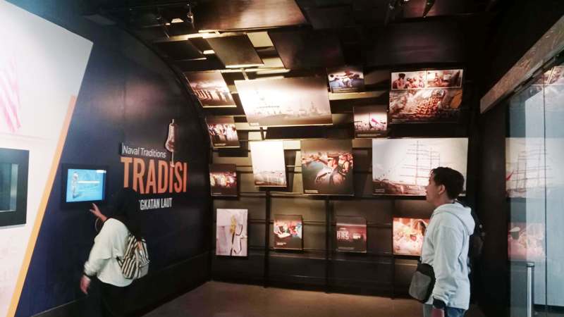 SELAMAT DATANG: Ruang Introduction yang menjelaskan aneka koleksi di Museum Jalesveva Jayamahe yang total menyimpan 540 koleksi bersejarah.