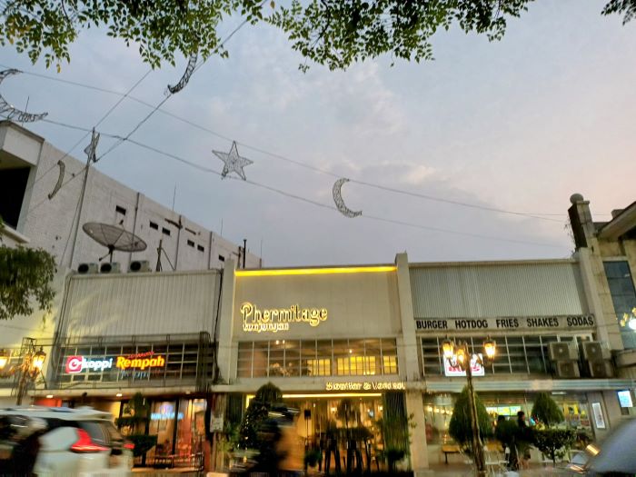 SIBUK: Kawasan Jalan Tunjungan Surabaya saat ini sudah full dengan berbagai tempat makan alias restoran. (ANDY S/RADAR SURABAYA)