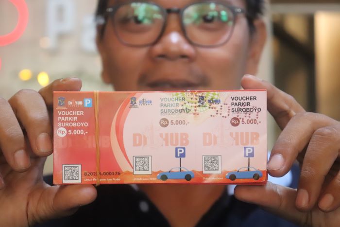 INI DIA: Voucher parkir resmi yang dikeluarkan Dinas Perhubungan (Dishub) Kota Surabaya untuk program bayar parkir non tunai. (SURYANTO/RADAR SURABAYA)
