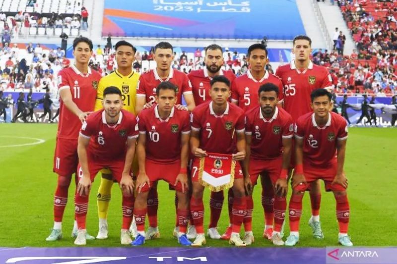 Timnas Indonesia berfoto bersama saat melawan Jepang pada pertandingan grup D Piala Asia 2023 di Stadion Al Thumama, Doha, Qatar, Rabu (24/1/2024).