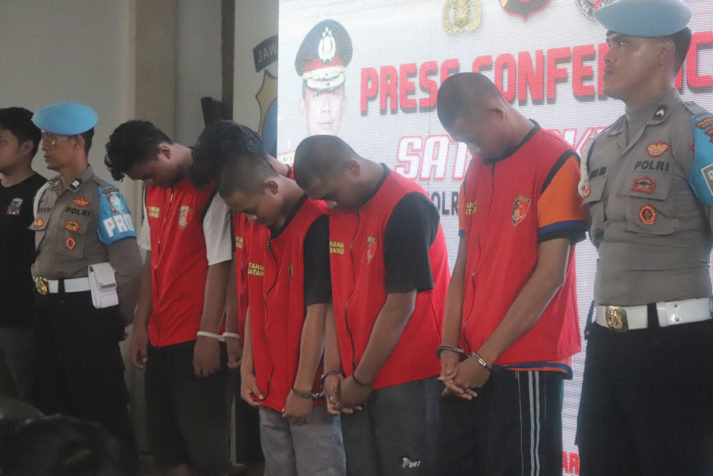 Para oknum pesilat tersangka kasus pengeroyokan yang berhasil diamankan di Mapolrestabes Surabaya, Jumat (26/1).