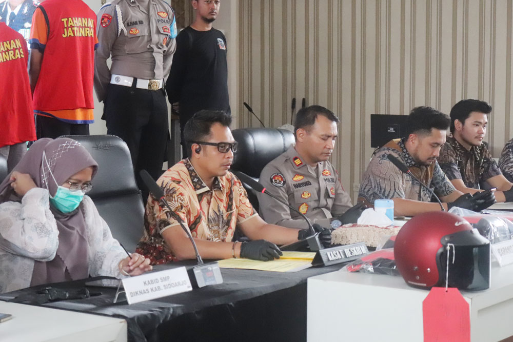 BEBER: Kasatreskrim Polrestabes Surabaya AKBP Hendro Sukmono (dua dari kiri) menunjukkan barang bukti dan tersangka kasus pengeroyokan yang berhasil diamankan di Mapolrestabes Surabaya, Jumat (26/1).