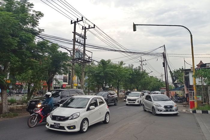 RAMAI: Pengendara kendaraan bermotor melintas di kawasan Jalan Menganti Lidah Wetan Surabaya. (SURYANTO/RADAR SURABAYA)