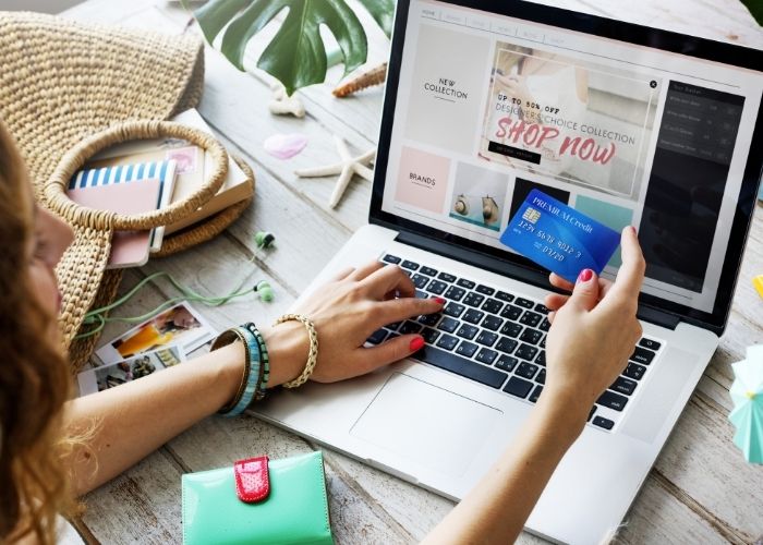 Ilustrasi online shopping yang banyak membantu perkembangan bisnis UMKM.