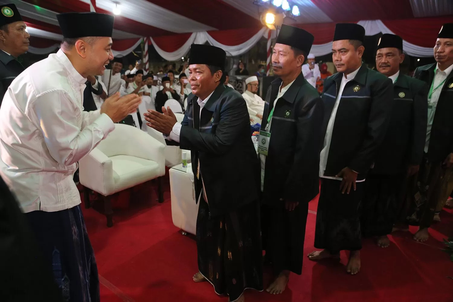 Wali Kota Surabaya Eri Cahyadi saat meresmikan kantor Forum Musyawarah Kiai Kampung Nusantara Surabaya (FMKKNS), di lantai 2 Masjid Muhajirin, Jalan Jimerto, Sabtu (27/1) malam.