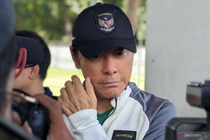 Pelatih timnas Indonesia Shin Tae-yong memberikan pernyataan kepada pewarta di Lapangan C Gelora Bung Karno, Jakarta, Rabu (8/2/2023).