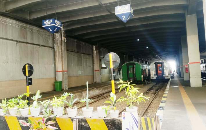 Rel buntu yang menjadi ujung dari pemberangkatan kereta api di Stasiun Surabaya Kota (Stasiun Semut).