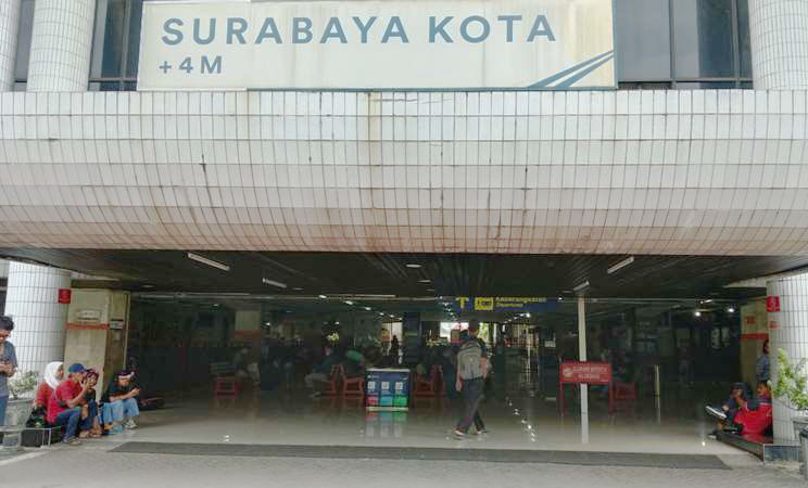 Stasiun Surabaya Kota yang menjadi pengganti dari Stasiun Semut dI Jalan Stasiun No. 9, Bongkaran, Surabaya.