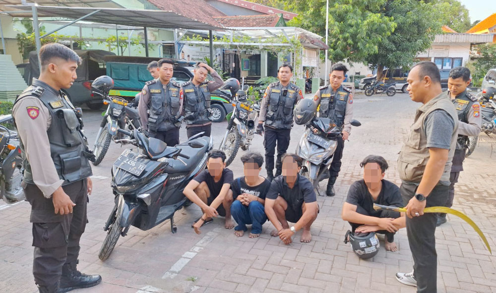 KUMAT LAGI: Sejumlah remaja diamankan setelah tepergok hendak tawuran di Jalan Kapas Madya, Surabaya, Minggu (28/1) dini hari.