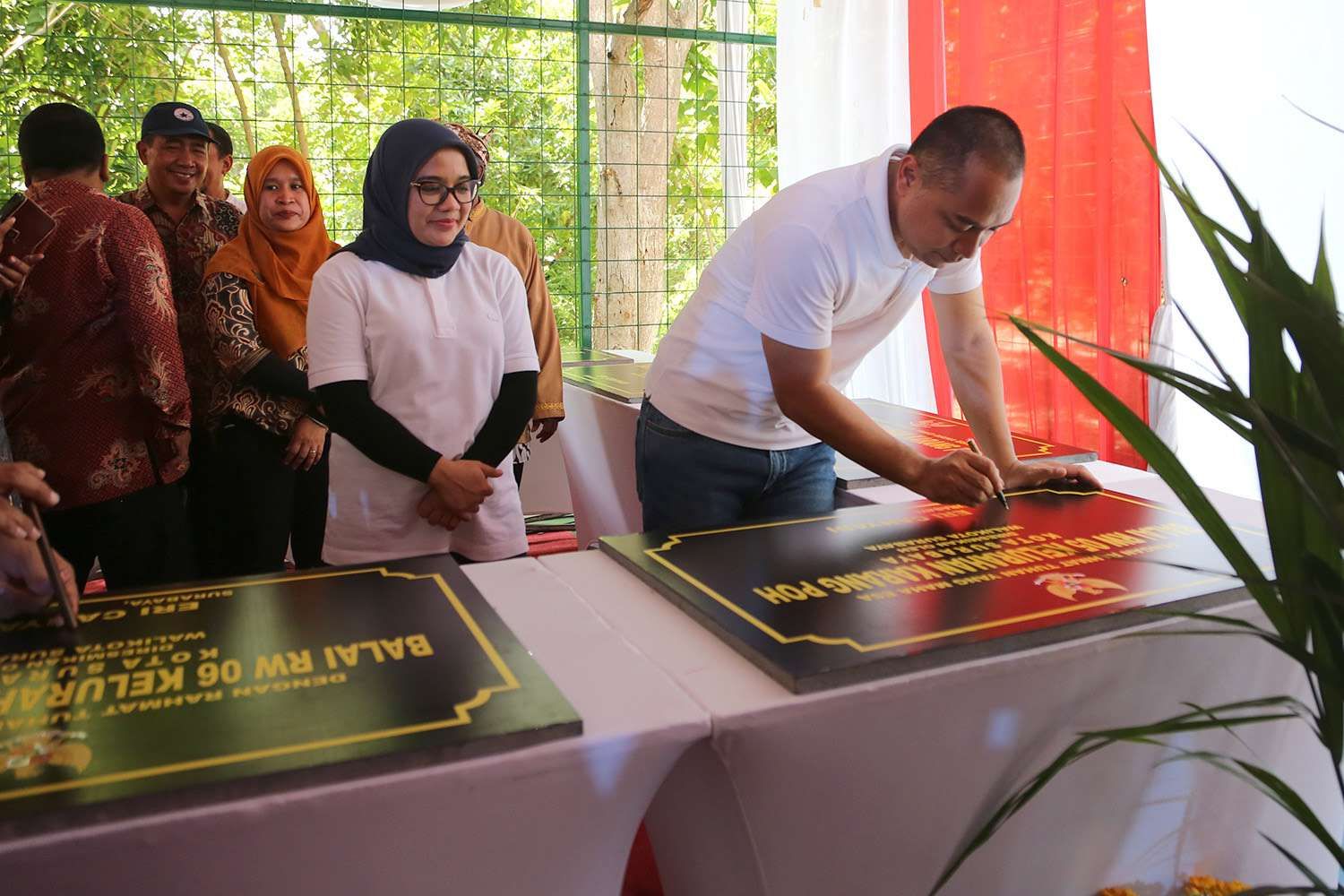 GUYUB RUKUN: Wali Kota Eri Cahyadi meresmikan sejumlah fasilitas publik di Karangpoh, Tandes.