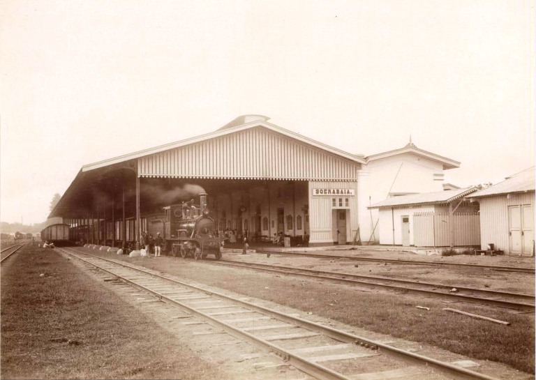 Sebuah rangkaian kereta pengangkut hasil bumi di emplasemen Stasiun Semut atau Stasiun Surabaya Kota tahun 1902.