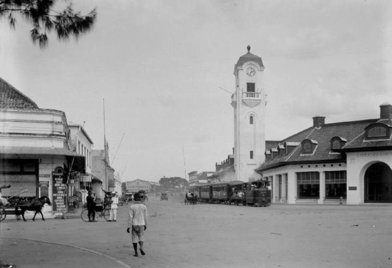Perempatan Jalan Veteran &ndash; Kebonrojo &ndash; Pasar Besar &ndash; Stasiun Kota Surabaya (Stasiun Semut) pada  tahun 1903.