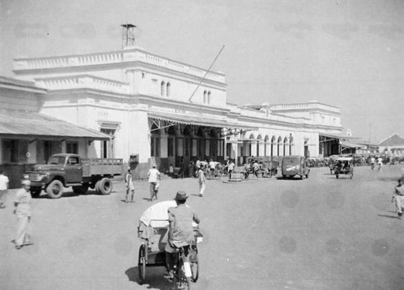 Suasana Stasiun Semut tempo dulu tahun 1955. Tampak ramai masyarakat yang akan bepergian.