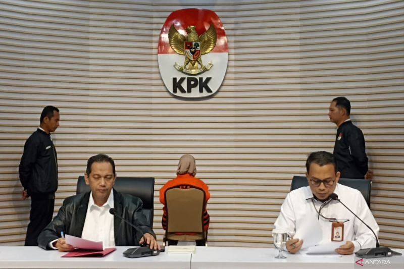KPK hadirkan Kasubag Umum dan Kepegawaian BPPD Kabupaten Sidoarjo Siska Wati (belakang rompi oranye) dalam konferensi pers di Gedung Merah Putih KPK, Jakarta Selatan, Senin (29/1/2024).