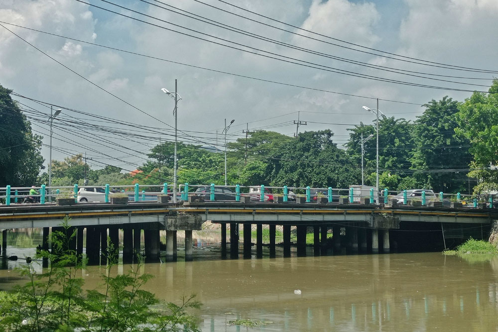 Pengendara kendaraan bermotor melintas di atas jembatan BAT di kawasan Ngagel, Surabaya, yang menjadi salah satu target perbaikan.