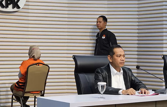 Wakil Ketua KPK Nurul Ghufron dalam jumpa pers tentang OTT di BPPD Sidoarjo dengan tersangka Kasubag Umum dan Kepegawaian Kantor BPPD Sidoarjo, SW (duduk belakang baju oranye).