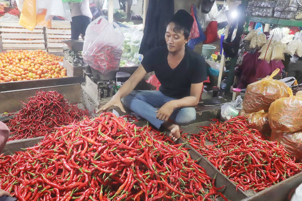 MAKIN PEDES: Pedagang menata cabai di di Pasar Keputran, Surabaya.