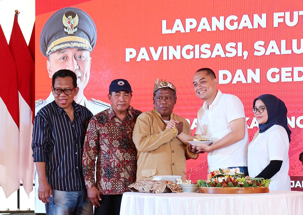 TAMBAH FASILITAS: Wali Kota Surabaya Eri Cahyadi saat meresmikan lapangan futsal di Jalan Gading Timur II.
