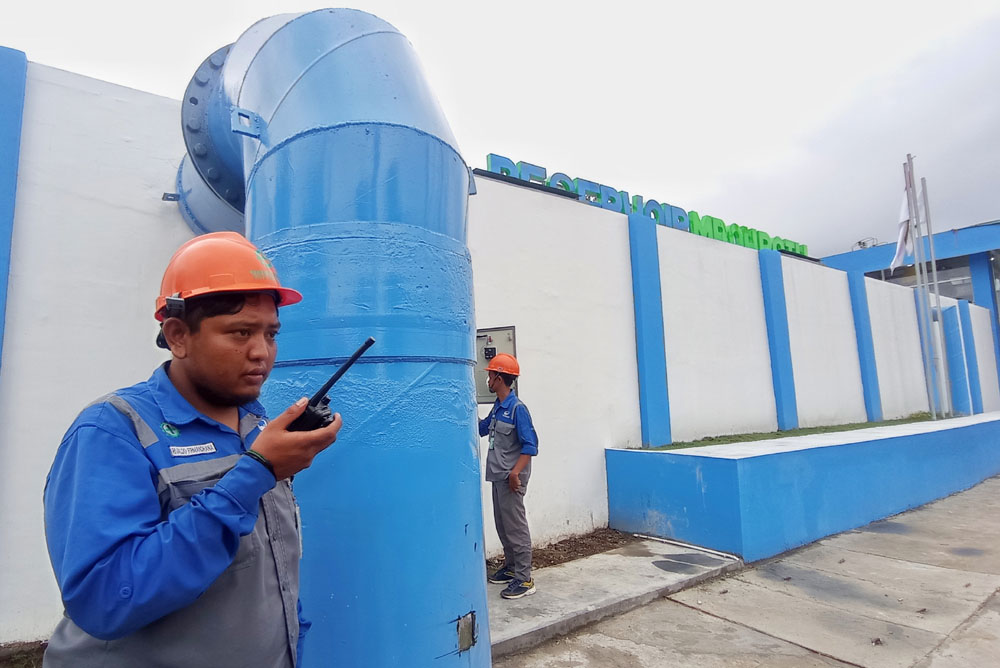 CEK PANEL: Petugas memeriksa panel yang ada di reservoir PDAM di kawasan Krembangan, Surabaya.