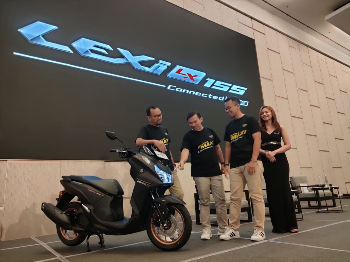 VARIAN BARU: GM Service PT. Surya Timur Sakti Jatim, Ilham Wahyudi, GM Sales & Marketing Harry, dan Asst. GM Marketing PT. YIMM Antonius Widiantoro menunjukkan Yamaha Lexi LX 155 di Hotel Westin.