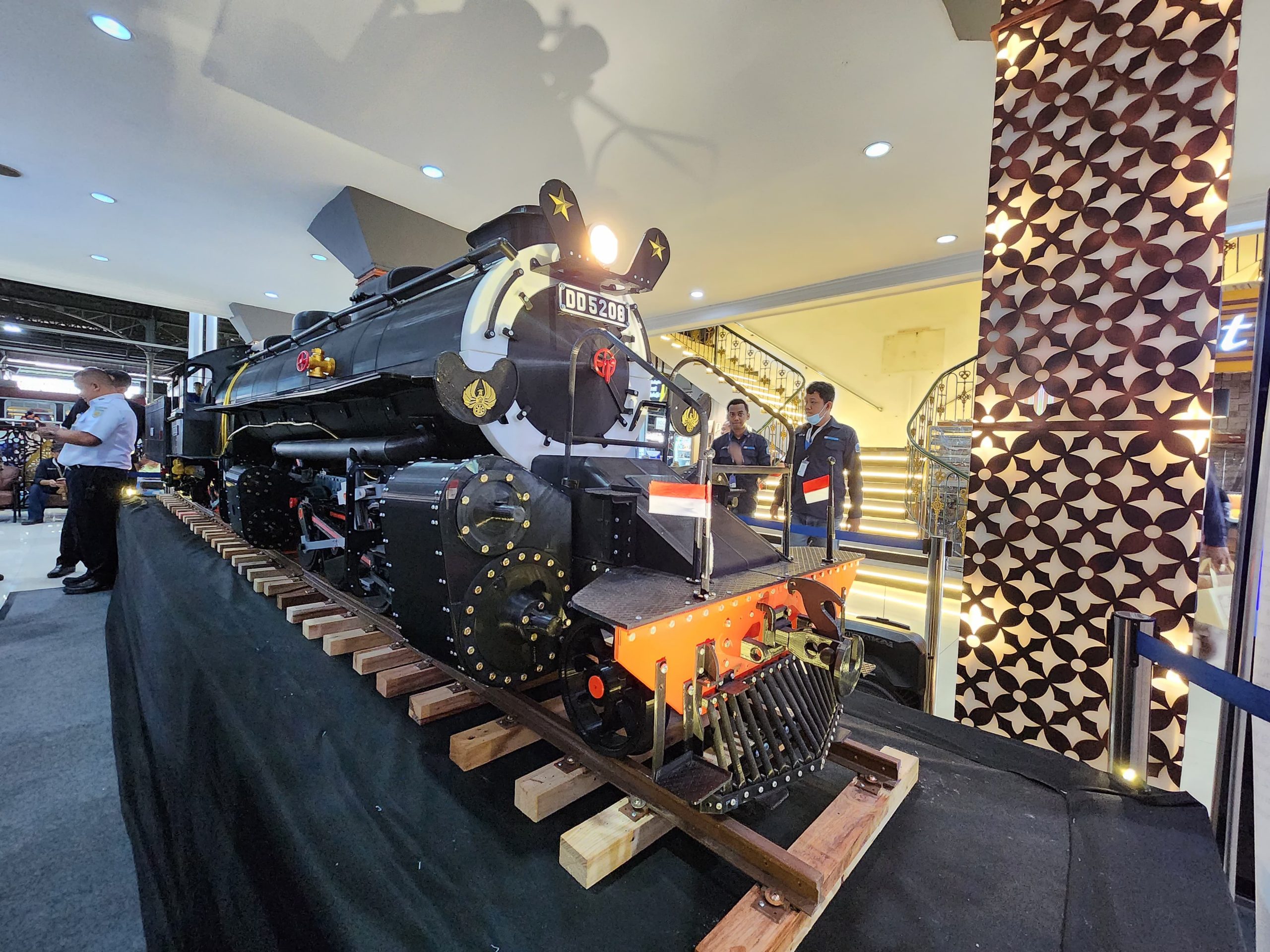 Miniatur Lokomotif DD 5208 karya IRPS dan 3D Zaiku saat dipamerkan di Stasiun Yogyakarta Tugu.