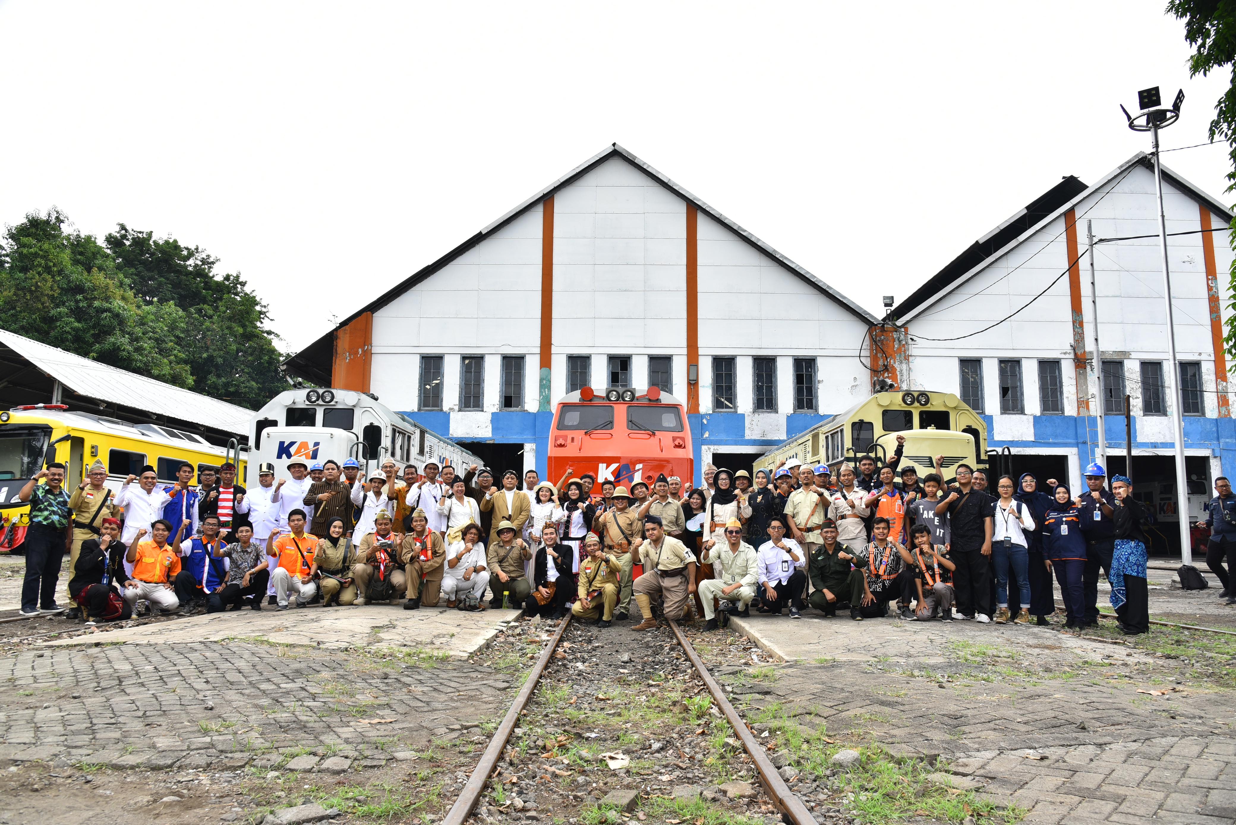 Foto bersama anggota Indonesia Railway Preservation Society (IRPS).