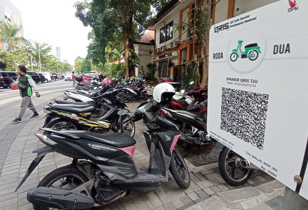 PERLU DIBIASAKAN: Papan barcode untuk pembayaran retribusi parkir nontunai yang terpasang di Jalan Jimerto, Surabaya.