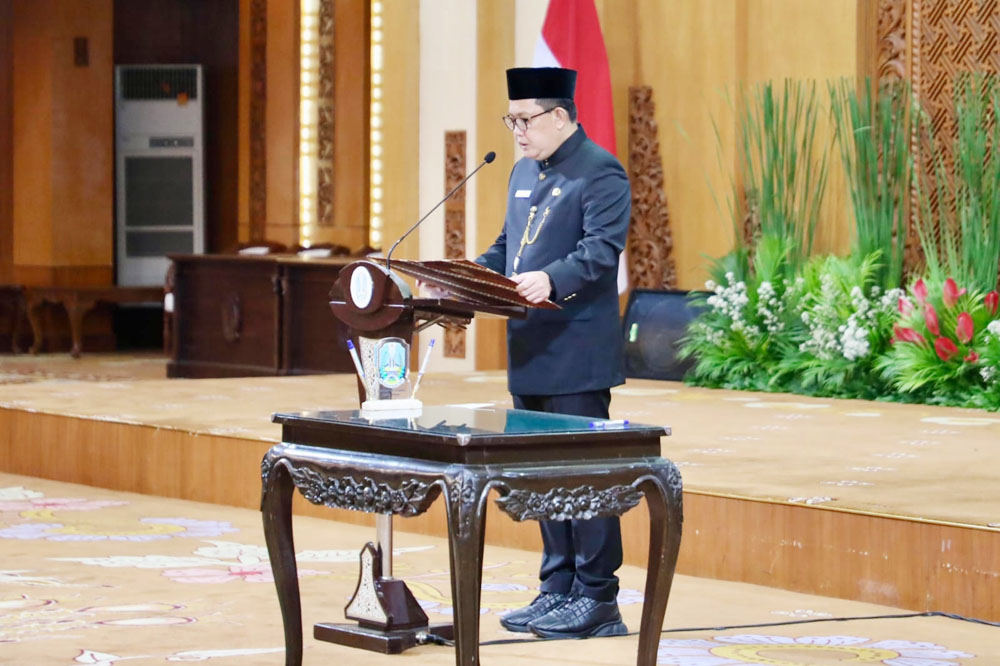 Sekdaprov Jatim Adhy Karyono mengambil sumpah janji jabatan sekaligus melantik 212 pejabat pengawas di lingkungan Pemprov Jatim di Kantor Sekretariat Provinsi Jawa Timur pada Rabu (31/1).