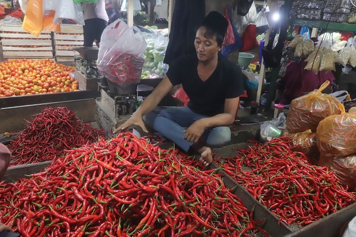 PEDAS: Harga cabai besar terus merangkak naik. Saat ini sudah menembus angka Rp 75 ribu per kilogram. (SURYANTO/RADAR SURABAYA)