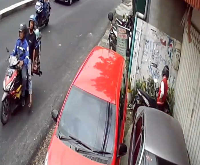 RAIB: Pelaku terekam CCTV saat beraksi mencuri motor Honda Beat di Jalan Kalirungkut, Surabaya. (IST)
