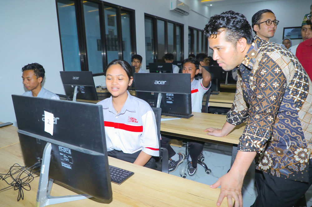 INOVATIF: Wakil Gubernur Emil Elestianto Dardak minta siswa SMK kreatif dan inovatif.