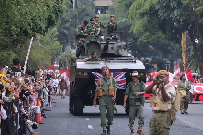 MENGINGAT: Perhelatan Parade Surabaya Juang yang rutin digelar di bulan November untuk memperingati Hari Pahlawan. (SURYANTO/RADAR SURABAYA)