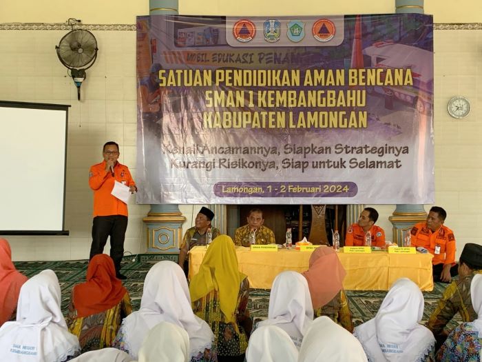 BERBAGI: Kegiatan Satuan Pendidikan Aman Bencana (SPAB) digelar BPBD Jatim di SMAN 1 Kembangbahu, Lamongan. (IST)