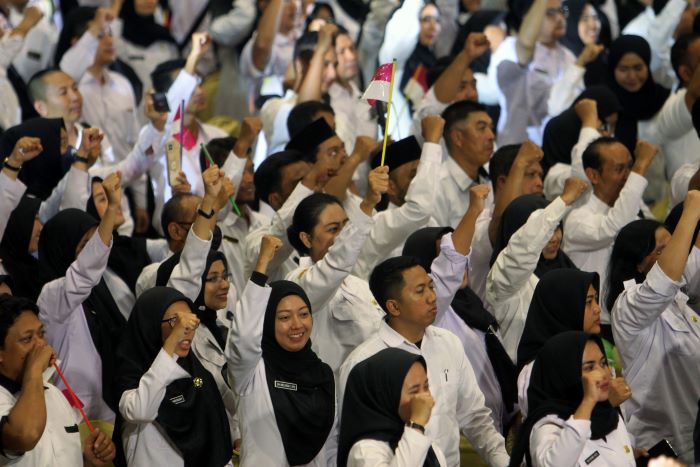 HORE: Kebahagiaan Pegawai Pemerintah dengan Perjanjian Kerja (PPPK) ketika menerima SK dari Gubernur Jatim. (ANDY S/RADAR SURABAYA)