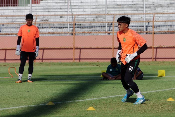 SUDAH BALIK: Kiper Persebaya Surabaya Ernando Ari (21) sudah kembali latihan bersama Persebaya Surabaya. (ANDY S/RADAR SURABAYA).