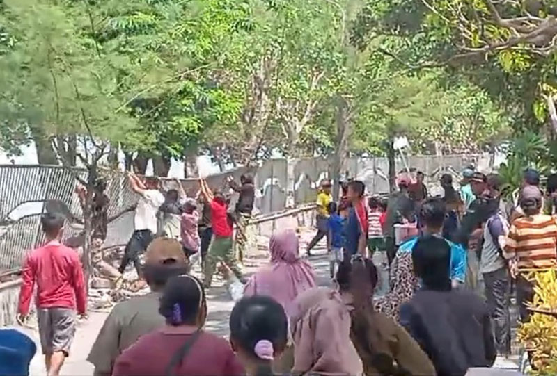 KISRUH: Puluhan PKL merusak pagar Pantai Watu-Watu, Kenjeran, pada 24 Desember 2023.