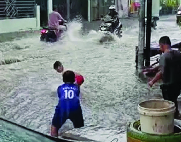 PERLU SOLUSI: Genangan air di kawasan Surabaya Barat bakal diatasi dengan peninggian jembatan.