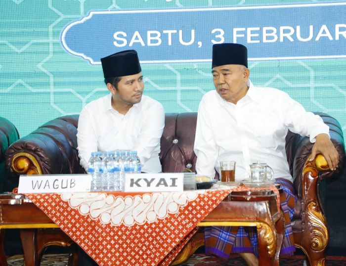 BERDAMPINGAN: Wagub Jatim Emil E. Dardak bersama Pendiri Ponpes Amanatul Ummah Pacet KH Asep Saifuddin Chalim. (IST)