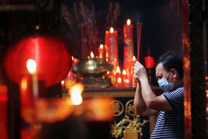 SEMBAHYANG: Warga keturunan Tionghoa melakukan sembahyang peringatan Buddha dan para Dewa Dewi naik ke Nirwana, di Klenteng Hong San Ko Tee, Jalan Cokroaminoto Surabaya, (ANDY S/RADAR)