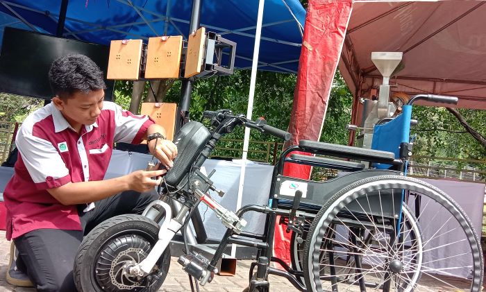 REKOR: Salah satu karya bernama conversion kit whellchair yang dihasilkan mahasiswa teknik mesin Unesa. Karya tersebut salah satu dari ribuan karya yang dihasilkan mahasiswa Unesa. (RAHMAT S/RADAR S)