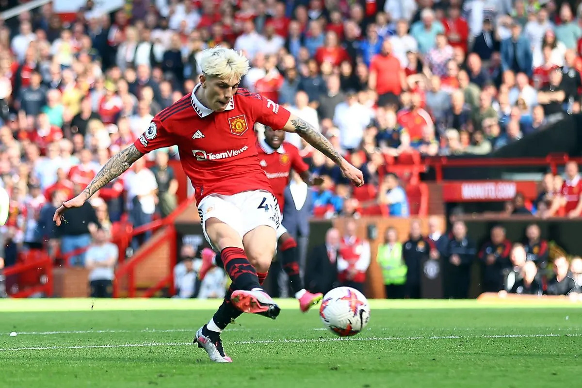 Aksi Alejandro Garnacho membela Manchester United.