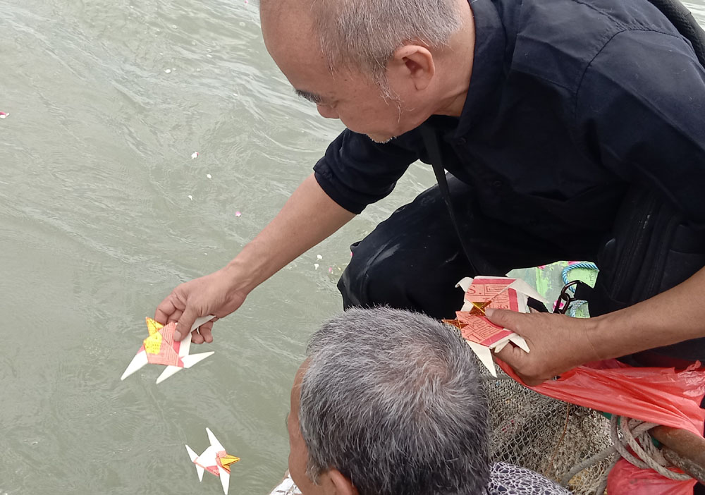 TRADISI: Menyongsong Tahun Baru Imlek, umat Tri Dharma melakukan Cisuak dengan melarung potongan kuku kaki dan tangan serta rambut yang terbungkus dalam kertas berbentuk penyu di Selat Madura, Minggu.